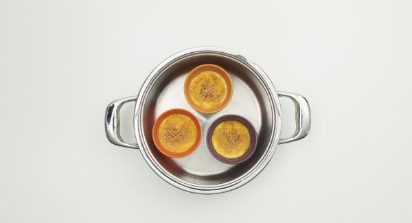 Mentre la spia lampeggia, inserire un tempo di ca. 4 minuti su Audiotherm e gratinare fino a sciogliere lo zucchero e formare una crosticina. Ripetere l’operazione con le restanti crème brulée.