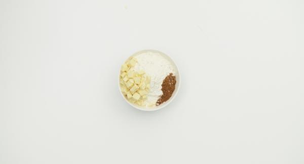 Aggiungere la farina, la cannella e il cioccolato e infine unire l’acqua frizzante e gli albumi.