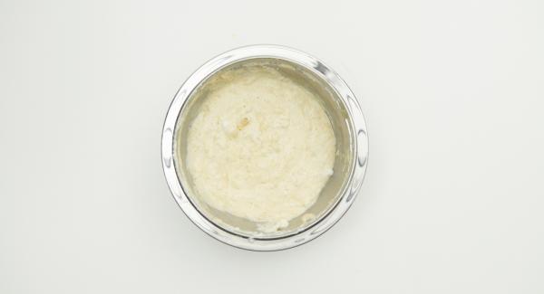 Aggiungere la farina, la cannella e il cioccolato e infine unire l’acqua frizzante e gli albumi.