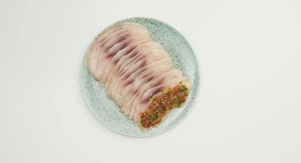 Preparare i filetti di pesce spada e spalmare con l’olio e posizionare sopra il composto di olive e pomodori.