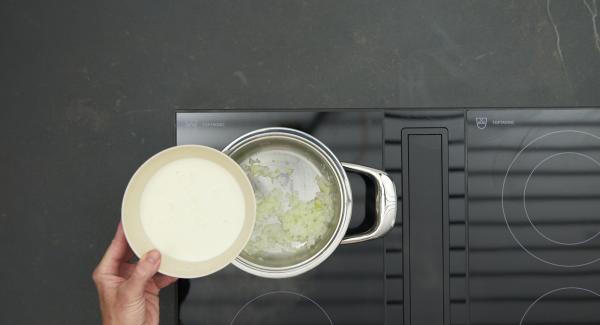 Mescolare il latte, la panna e l’amido di mais. Al suono di Audiotherm, abbassare il calore e rosolare il trito di cipolla. Aggiungere il composto di panna e latte e portare a bollore. Insaporire con sale, pepe e noce moscata. Mescolare il latte, la panna e l’amido di mais. Al suono di Audiotherm, abbassare il calore e rosolare il trito di cipolla. Aggiungere il composto di panna e latte e portare a bollore. Insaporire con sale, pepe e noce moscata.