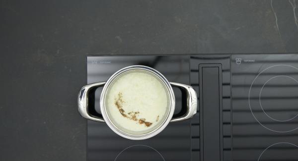 Mescolare il latte, la panna e l’amido di mais. Al suono di Audiotherm, abbassare il calore e rosolare il trito di cipolla. Aggiungere il composto di panna e latte e portare a bollore. Insaporire con sale, pepe e noce moscata. Mescolare il latte, la panna e l’amido di mais. Al suono di Audiotherm, abbassare il calore e rosolare il trito di cipolla. Aggiungere il composto di panna e latte e portare a bollore. Insaporire con sale, pepe e noce moscata.