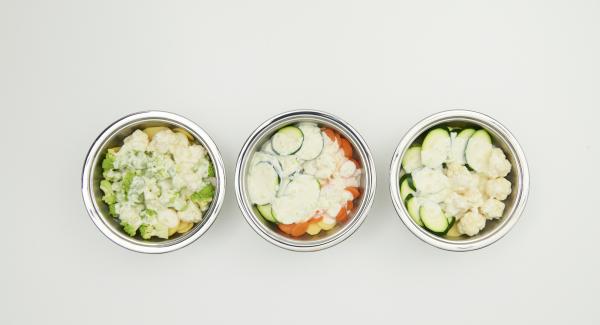 Preparare le patate e le verdure e tagliarle a fette sottili o a rosette. Disporle come si preferisce in NonSoloForno e, versarvi sopra il composto di latte e panna e coprire. Preparare le patate e le verdure e tagliarle a fette sottili o a rosette. Disporle come si preferisce in NonSoloForno e, versarvi sopra il composto di latte e panna e coprire.