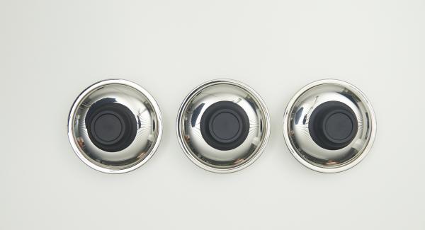 Preparare le patate e le verdure e tagliarle a fette sottili o a rosette. Disporle come si preferisce in NonSoloForno e, versarvi sopra il composto di latte e panna e coprire. Preparare le patate e le verdure e tagliarle a fette sottili o a rosette. Disporle come si preferisce in NonSoloForno e, versarvi sopra il composto di latte e panna e coprire.