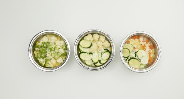 Grattugiare o tagliare a fette o a dadini il formaggio. Togliere il coperchio, distribuirvi sopra il formaggio e far gratinare senza coperchio per ulteriori 10 minuti. Grattugiare o tagliare a fette o a dadini il formaggio. Togliere il coperchio, distribuirvi sopra il formaggio e far gratinare senza coperchio per ulteriori 10 minuti.