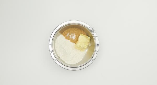 Versare la farina, lo zucchero, il sale e il burro in una terrina e lavorare fino a ottenere delle briciole di impasto. Riporre in frigo.