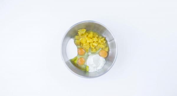 Sbucciare e tagliare l'arancia a dadini. Aggiungere le uova, l'olio, lo yogurt e lo zucchero. Tritare il tutto.