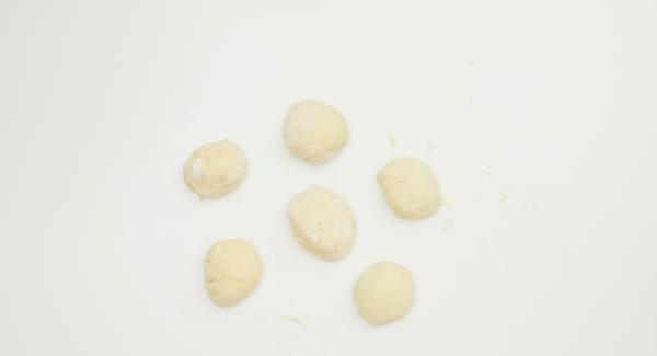 Impastare su un piano di lavoro infarinato e formare 6 gnocchi.