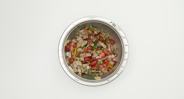 Tritare finemente il preazzemolo, tagliare l’erba cipollina a rotolini. Aggiungere all’insalata e aggiustare di sale e pepe.