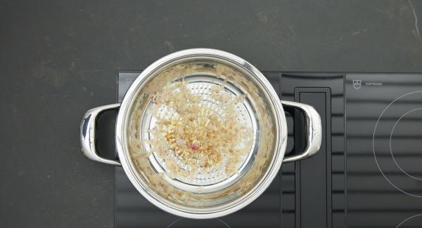 Al suono di Audiotherm,abbassare il livello, rosolare gli scalogni a livello basso e sfumare con il fumetto di pesce o il brodo vegetale.
