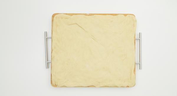 Tagliare a dadini le ciliege. Trasferire la pasta lievitata su un piano di lavoro infarinato e stenderla a formare un rettangolo sottile, quindi spalmarvi sopra la confettura. Completare con le ciliegie e il marzapane tritato.