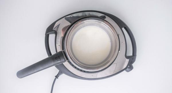 Mescolare la panna con il brodo di pesce. Mescolare la panna con il brodo di pesce.