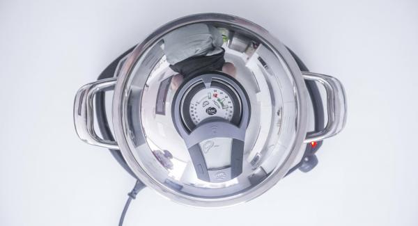 Al suono di Audiotherm, abbassare Navigenio a livello 2. Togliere il coperchio, aggiungere l'olio e i frutti di mare. Al suono di Audiotherm, abbassare Navigenio a livello 2. Togliere il coperchio, aggiungere l'olio e i frutti di mare.