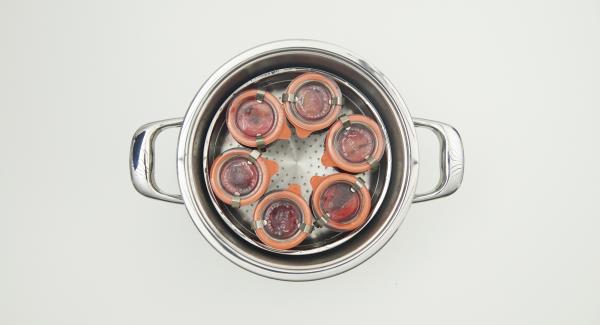 Trascorso il tempo di cottura, attendere l'apertura di Secuquick posizionando l'unità nel suo coperchio capovolto. Attendere che i barattoli si intiepidiscano, estrarli e farli raffreddare completamente.