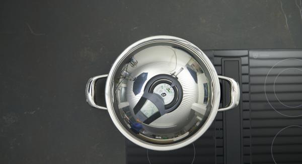 Unire i cetriolini, il timo e i capperi. Impostare il fornello al massimo, riscaldare l’unità di cottura fino alla finestra “verdura” e, con l'aiuto di Audiotherm, cuocere per 10 minuti.