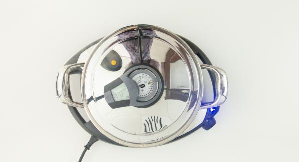 Al suono di Audiotherm, togliere il coperchio e aggiungere le olive tagliate a rondelle e i pezzetti di baccalà. Al suono di Audiotherm, togliere il coperchio e aggiungere le olive tagliate a rondelle e i pezzetti di baccalà.