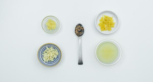 Lavare il limone con acqua calda, grattugiare la scorza gialla e
spremere il succo. Pelare e grattugiare lo zenzero. Schiacciare le
bacche di ginepro, pelare e tritare l’aglio. Mescolare il tutto con la
senape.