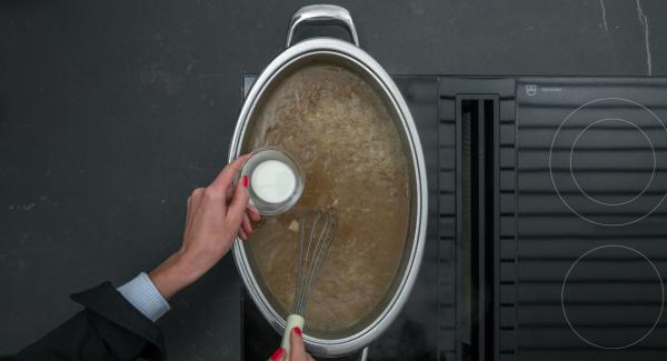 Legare la salsa aggiungendo l’amido di mais sciolto in un po’ d’acqua
fredda. Incorporare alla salsa i dadini di papaya e il miele. Affettare il
cosciotto di agnello, guarnirlo con la salsa e servire. Legare la salsa aggiungendo l’amido di mais sciolto in un po’ d’acqua
fredda. Incorporare alla salsa i dadini di papaya e il miele. Affettare il
cosciotto di agnello, guarnirlo con la salsa e servire.