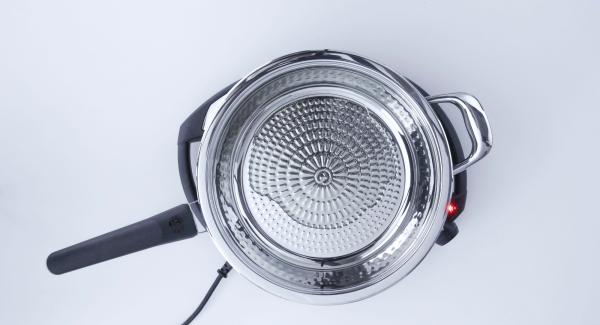 Al suono di Audiotherm, aggiungere olio, aglio e peperoncino. Soffriggere per 5 secondi e aggiungere i gamberi.