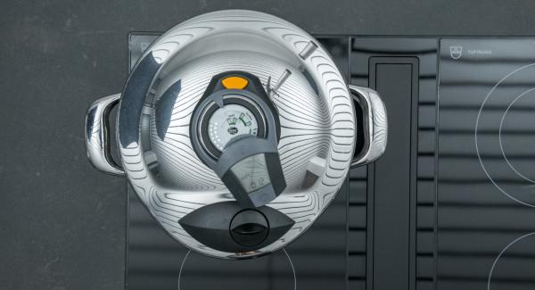 Collocare l’unità di cottura sul fornello e impostarlo al livello massimo. Accendere Audiotherm, impostare un tempo di cottura di 12 minuti, secondo la grandezza delle patate, applicarlo su Visiotherm e ruotarlo fino a visualizzare il simbolo Soft.