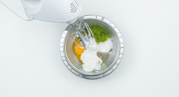 Mescolare la ricotta con i tuorli, lo zucchero vanigliato, l’amido, lo zucchero e i pistacchi. Amalgamare gli albumi a neve facendo attenzione a non smontarli.