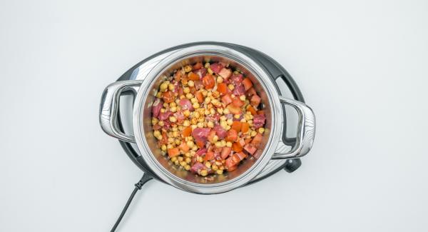 Pelare le cipolle e tagliarle a dadini. Mondare i pomodori e tagliare anch’essi a dadini. Trasferire nell'unità di cottura tutti gli ingredienti insieme con i ceci scolati, salare e pepare. Chiudere l'unità con Secuquick.