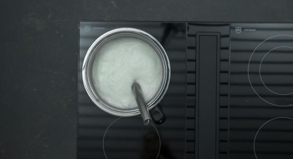 Amalgamare gli albumi montati a neve un po’ alla volta e far bollire nuovamente per breve tempo. Versare il budino in una coppa oppure distribuirlo in sei coppette monoporzione. Cospargere con le noci e far raffreddare.
