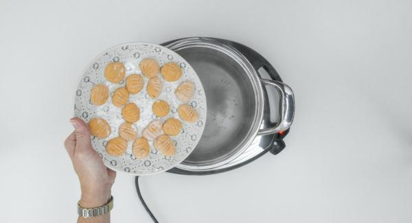 Estrarre gli gnocchi con una schiumarola e tenerli in caldo. Cuocere i restanti gnocchi allo stesso modo. Estrarre gli gnocchi con una schiumarola e tenerli in caldo. Cuocere i restanti gnocchi allo stesso modo.