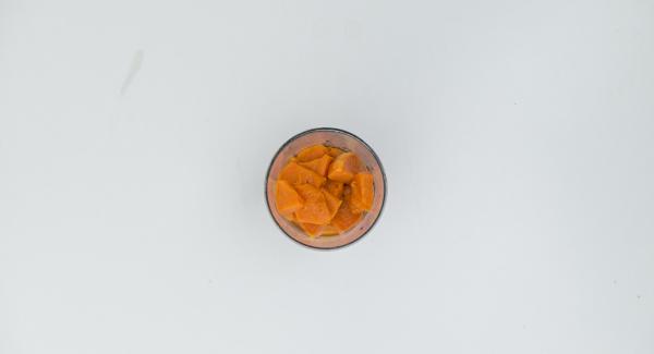 Nel frattempo, estrarre la zucca dall’Unità di cottura, scolarla bene, ridurla in purea e lasciarla raffreddare. Nel frattempo, estrarre la zucca dall’Unità di cottura, scolarla bene, ridurla in purea e lasciarla raffreddare.