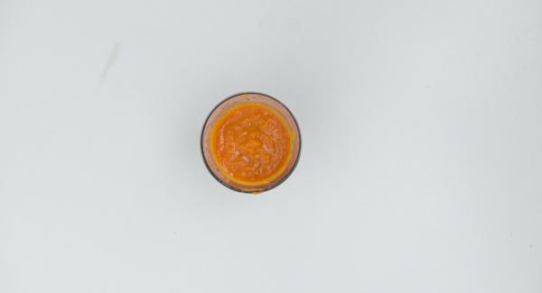 Nel frattempo, estrarre la zucca dall’Unità di cottura, scolarla bene, ridurla in purea e lasciarla raffreddare. Nel frattempo, estrarre la zucca dall’Unità di cottura, scolarla bene, ridurla in purea e lasciarla raffreddare.