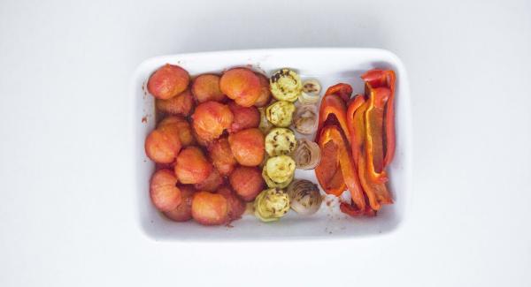 Al suono di Audiotherm, togliere le verdure, sbucciare i pomodori e far raffreddare. Grigliare le altre verdure nello stesso modo. Al suono di Audiotherm, togliere le verdure, sbucciare i pomodori e far raffreddare. Grigliare le altre verdure nello stesso modo.
