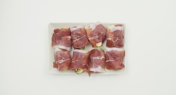 Riempire ciascun medaglione con un pezzetto di formaggio, uno di mela e una foglia di salvia. Infine, avvolgere il medaglione in una fetta di prosciutto.