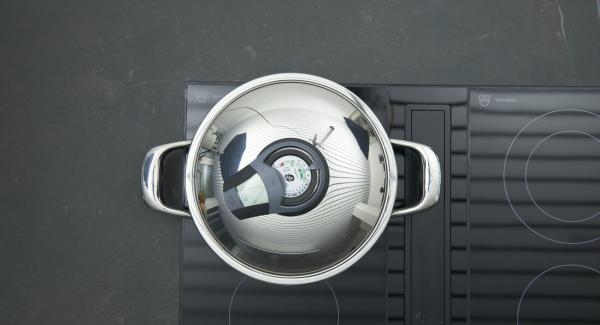 Mettere i fagottini di filetto nella salsa, coprire con il coperchio e cuocere a calore basso per 8 minuti. Mettere i fagottini di filetto nella salsa, coprire con il coperchio e cuocere a calore basso per 8 minuti.