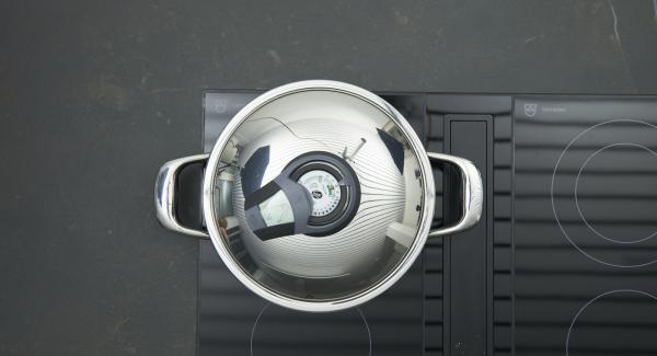 Mettere i fagottini di filetto nella salsa, coprire con il coperchio e cuocere a calore basso per 8 minuti. Mettere i fagottini di filetto nella salsa, coprire con il coperchio e cuocere a calore basso per 8 minuti.