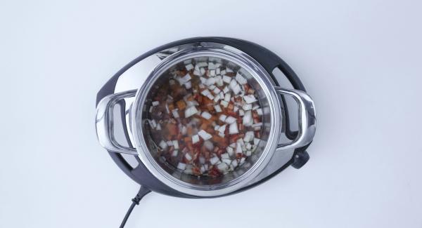 Trasferire questi ingredienti nell’unità di cottura fredda, insieme con le lenticchie, senza mescolare, aggiungere l’acqua, l’olio di oliva, la paprica e il sale.