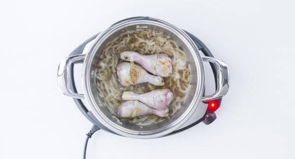Diluire il fondo di cottura con il vino e aggiungere il rosmarino. Salare e pepare il pollo e rimetterlo nell’unità di cottura.