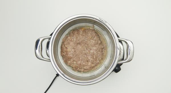 Trascorso il tempo di cottura, disporre l’Inserto “2 in 1” su un piatto grande e cospargere il polpettone con il mix di formaggio e pinoli.