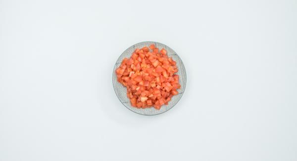 Scottare i pomodori in acqua bollente, spellarli e tagliarli a dadini.
Ungere d’olio l’inserto forato.