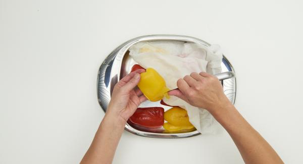 Togliere i peperoni dall’Unità e coprirli con un panno umido da cucina. Lasciarli raffreddare, togliere la pelle e tagliare i peperoni a tocchetti.