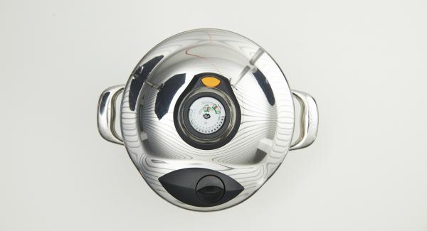 Al suono di Audiotherm, posizionare l’Unità nel suo coperchio capovolto e attendere l’apertura di Secuquick. Togliere la foglia di alloro, spolverare con il parmigiano e aggiungere i peperoni tagliati in precedenza. Insaporire con sale, pepe e olio d’oliva. Al suono di Audiotherm, posizionare l’Unità nel suo coperchio capovolto e attendere l’apertura di Secuquick. Togliere la foglia di alloro, spolverare con il parmigiano e aggiungere i peperoni tagliati in precedenza. Insaporire con sale, pepe e olio d’oliva.