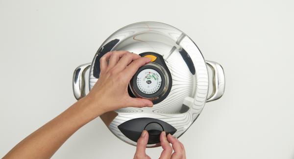 Al suono di Audiotherm, posizionare l’Unità nel suo coperchio capovolto e attendere l’apertura di Secuquick. Togliere la foglia di alloro, spolverare con il parmigiano e aggiungere i peperoni tagliati in precedenza. Insaporire con sale, pepe e olio d’oliva. Al suono di Audiotherm, posizionare l’Unità nel suo coperchio capovolto e attendere l’apertura di Secuquick. Togliere la foglia di alloro, spolverare con il parmigiano e aggiungere i peperoni tagliati in precedenza. Insaporire con sale, pepe e olio d’oliva.