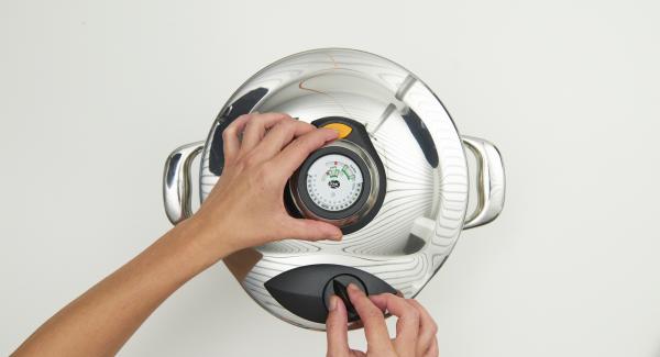 Al suono di Audiotherm, posizionare l’Unità nel suo coperchio capovolto e attendere l’apertura di Secuquick. Togliere la foglia di alloro, spolverare con il parmigiano e aggiungere i peperoni tagliati in precedenza. Insaporire con sale, pepe e olio d’oliva. Al suono di Audiotherm, posizionare l’Unità nel suo coperchio capovolto e attendere l’apertura di Secuquick. Togliere la foglia di alloro, spolverare con il parmigiano e aggiungere i peperoni tagliati in precedenza. Insaporire con sale, pepe e olio d’oliva.