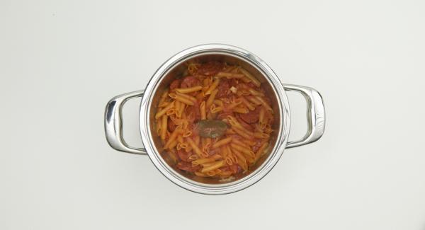 Al suono di Audiotherm, posizionare l’Unità nel suo coperchio capovolto e attendere l’apertura di Secuquick. Togliere la foglia di alloro, spolverare con il parmigiano e aggiungere i peperoni tagliati in precedenza. Insaporire con sale, pepe e olio d’oliva. Al suono di Audiotherm, posizionare l’Unità nel suo coperchio capovolto e attendere l’apertura di Secuquick. Togliere la foglia di alloro, spolverare con il parmigiano e aggiungere i peperoni tagliati in precedenza. Insaporire con sale, pepe e olio d’oliva.