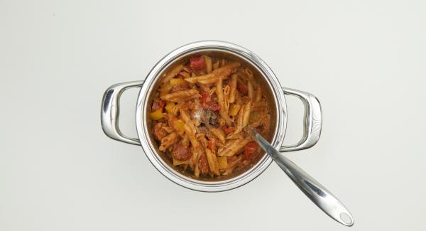 Al suono di Audiotherm, posizionare l’Unità nel suo coperchio capovolto e attendere l’apertura di Secuquick. Togliere la foglia di alloro, spolverare con il parmigiano e aggiungere i peperoni tagliati in precedenza. Insaporire con sale, pepe e olio d’oliva. Al suono di Audiotherm, posizionare l’Unità nel suo coperchio capovolto e attendere l’apertura di Secuquick. Togliere la foglia di alloro, spolverare con il parmigiano e aggiungere i peperoni tagliati in precedenza. Insaporire con sale, pepe e olio d’oliva.