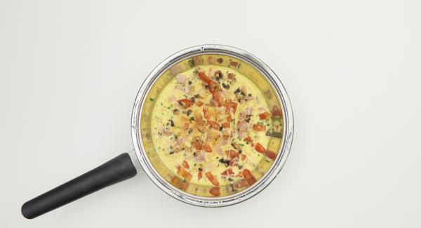 Dividere le frittate a metà o in quarti e servirle immediatamente.