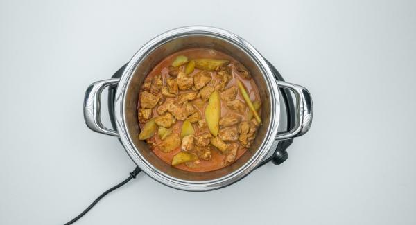 Al termine della cottura, estrarre la Softiera e unire al pollo il latte di cocco, quindi aggiustare di sale e pepe. Servire con il riso.