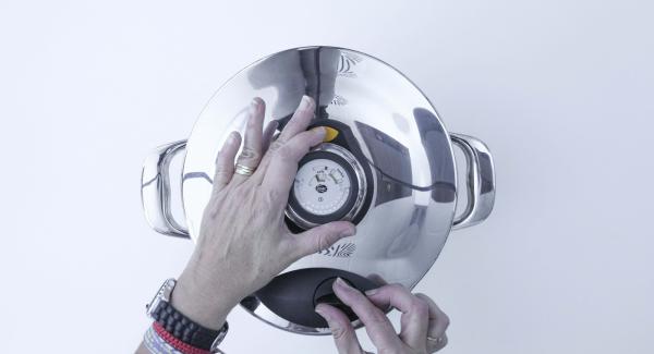 Quindi aprire Secuquick, eliminare l’acqua dall’unità di cottura e inserire nuovamente le verdure. Quindi aprire Secuquick, eliminare l’acqua dall’unità di cottura e inserire nuovamente le verdure.