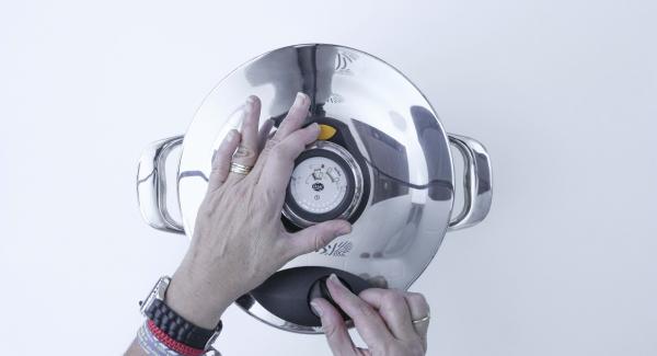 Quindi aprire Secuquick, eliminare l’acqua dall’unità di cottura e inserire nuovamente le verdure. Quindi aprire Secuquick, eliminare l’acqua dall’unità di cottura e inserire nuovamente le verdure.