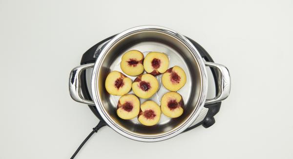 Sciacquare le pesche con acqua corrente e inserirle all’interno dell’Unità di cottura 20 cm. Coprire l’Unità con il coperchio e posizionarla su Navigenio impostato in modalità "A". Accendere Audiotherm, impostare un tempo di cottura di 5 minuti, applicare su Visiotherm e ruotare finchè compare il simbolo "verdura". Al suono di Audiotherm, estrarre le pesche dall’Unità e lasciarle raffreddare.