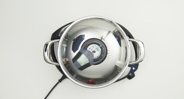 Sciacquare le pesche con acqua corrente e inserirle all’interno dell’Unità di cottura 20 cm. Coprire l’Unità con il coperchio e posizionarla su Navigenio impostato in modalità "A". Accendere Audiotherm, impostare un tempo di cottura di 5 minuti, applicare su Visiotherm e ruotare finchè compare il simbolo "verdura". Al suono di Audiotherm, estrarre le pesche dall’Unità e lasciarle raffreddare.